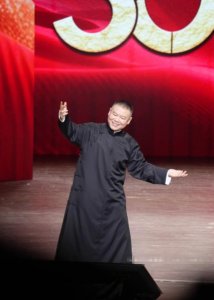 岳云鹏家人看他演出，老婆瘦了有20斤，14岁大女儿被夸越长越漂亮