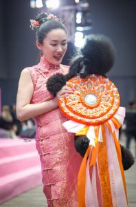 陕西偶遇霍思燕夫妇，杜江手上拎着一大袋肉夹馍