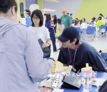 赵又廷参加女儿学校活动，单看又年轻又帅，歪头看女儿满是宠溺