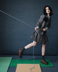 赵今麦穿制服短裙活泼灵动 尽显少女俏皮