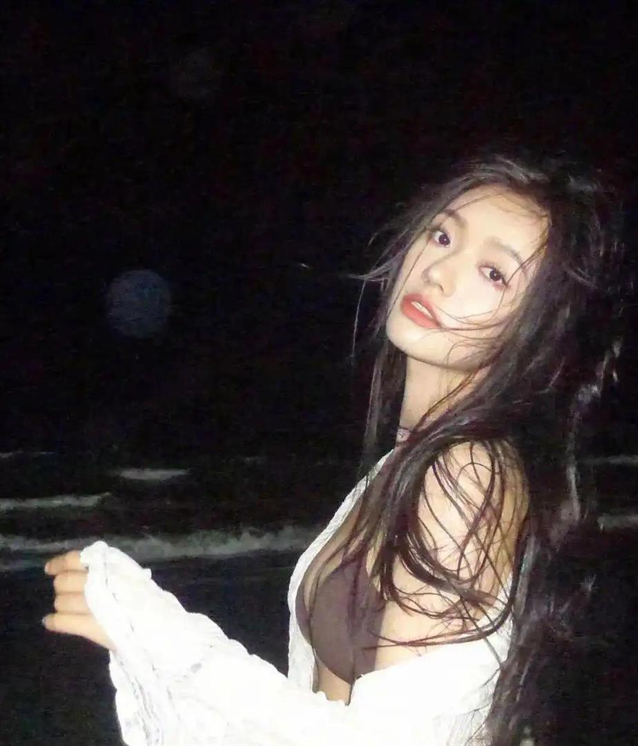 林允比基尼尽显女性之美,傲然挺立,尽显女性魅力