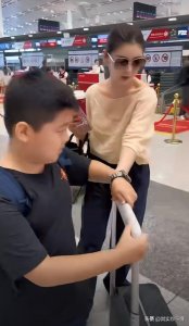 王雷李小萌带俩娃机场出游，40岁李小萌娃娃脸嫩到犯规