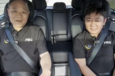 全网刷屏！张雪与李书福意外撞脸 李书福妻子率先发现：你俩长得真像