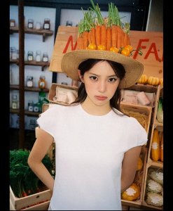 欧阳娜娜胡萝卜帽子，农场现身，少女感十足