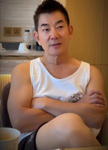 任贤齐在成都过60岁生日！不吃蛋糕吃粽子，嫌自己太老，想去赛车