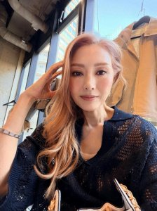 东亚银行儿媳办庆生会，李嘉欣现身金发抢镜，到场的都是名媛阔太