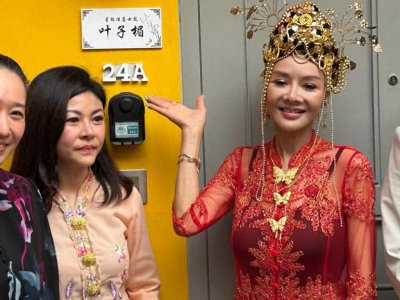 叶子楣出国庆祝60岁生日，姐姐随行罕露脸，姐妹街边合照长得很像