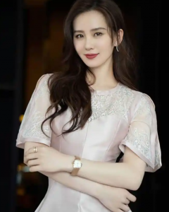 适合中年女性的卷发造型 30＋女性适合哪种发型